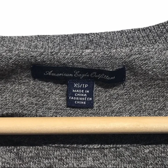 3/$25🍾🍾American Eagle Light Weight Gray 3/4 Sleeve Sweater - Picture 3 of 8